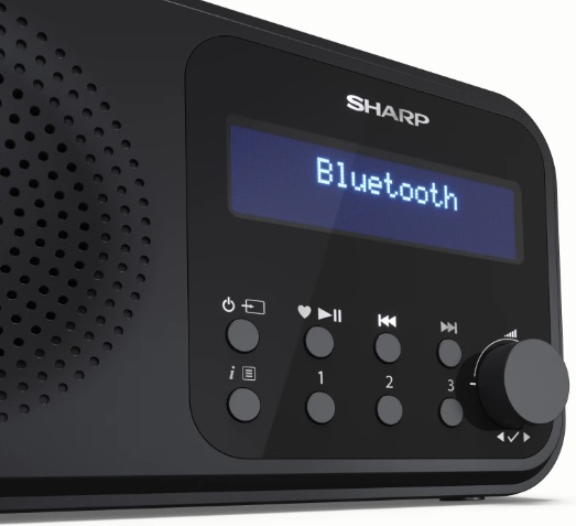 Czarne radio z ekranem wyświetlającym "Bluetooth" i przyciskami sterowania.