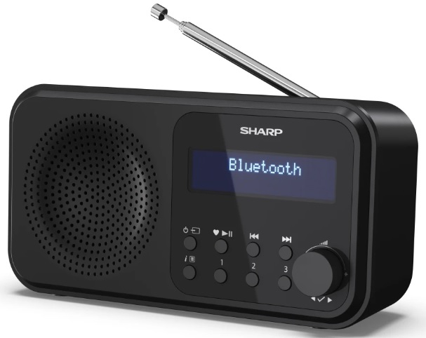 Czarne radio z wyświetlaczem Bluetooth, przyciskami i anteną. Widoczna marka SHARP.