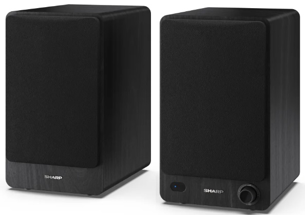 Dwa czarne głośniki Sharp, każdy z maskownicą i drewnianym wykończeniem, na białej powierzchni.