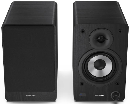 Dwa czarne głośniki Sharp na białym tle.
