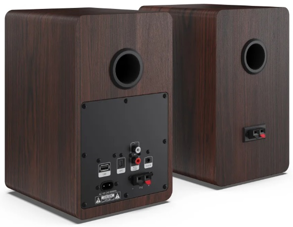 Dwa drewniane głośniki, widok z boku. Tył głośników pokazuje porty i wejścia.