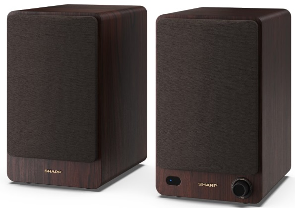 Dwa drewniane głośniki. Prawy ma pokrętło głośności. Widoczna marka SHARP.