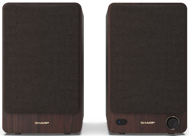 Dwa brązowe głośniki, widok z przodu, na białym tle. Widoczne logo SHARP.