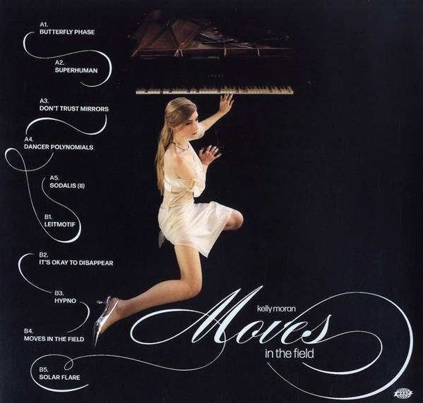 Albumcover: Frau im Kleid am Klavier, Trackliste links, Albumtitel unten.