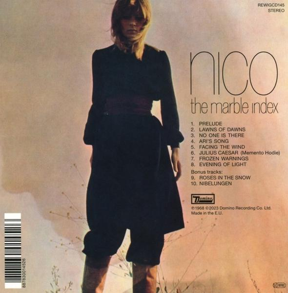 Nico, das Albumcover The Marble Index. Eine Frau in Schwarz steht, mit Text und Titelliste.