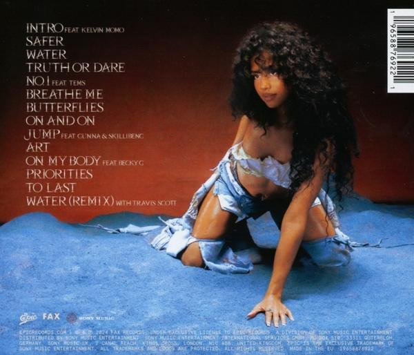 Albumcover: Frau in Jeans-Outfit kniend im Wasser. Trackliste links, Albumtitel unten.