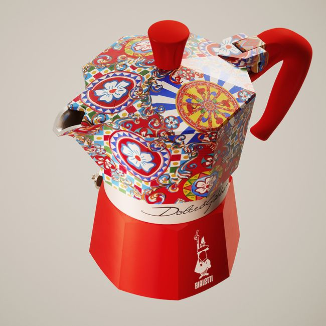 Rote und gemusterte Bialetti Moka-Kanne, mit rotem Griff und Deckel. Vor hellem Hintergrund.