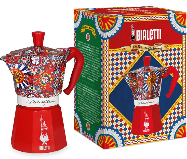 Roter und gemusterter Bialetti Dolce & Gabbana Moka-Topf mit seiner Box.