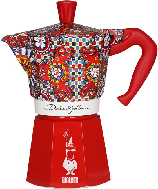 Eine rote Bialetti Moka-Kanne mit bunt gemusterter Oberseite. Das Design ist Dolce & Gabbana.