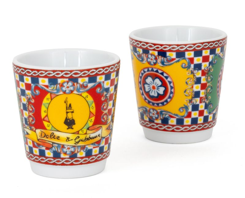 Zwei Dolce & Gabbana Schnapsgläser mit bunten Mustern auf weißem Hintergrund.