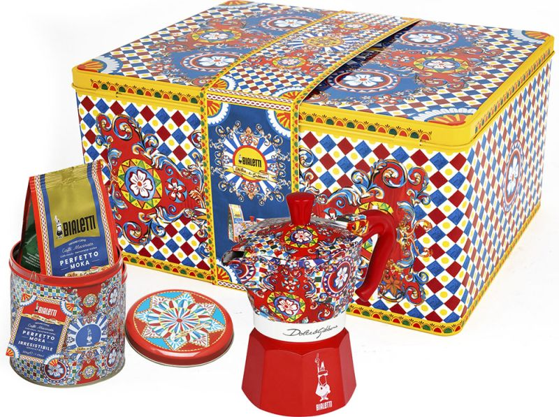 Dolce & Gabbana Kaffeeset. Rote und blaue Musterartikel. Kaffeemaschine, Kaffeedose und eine gemusterte Box.