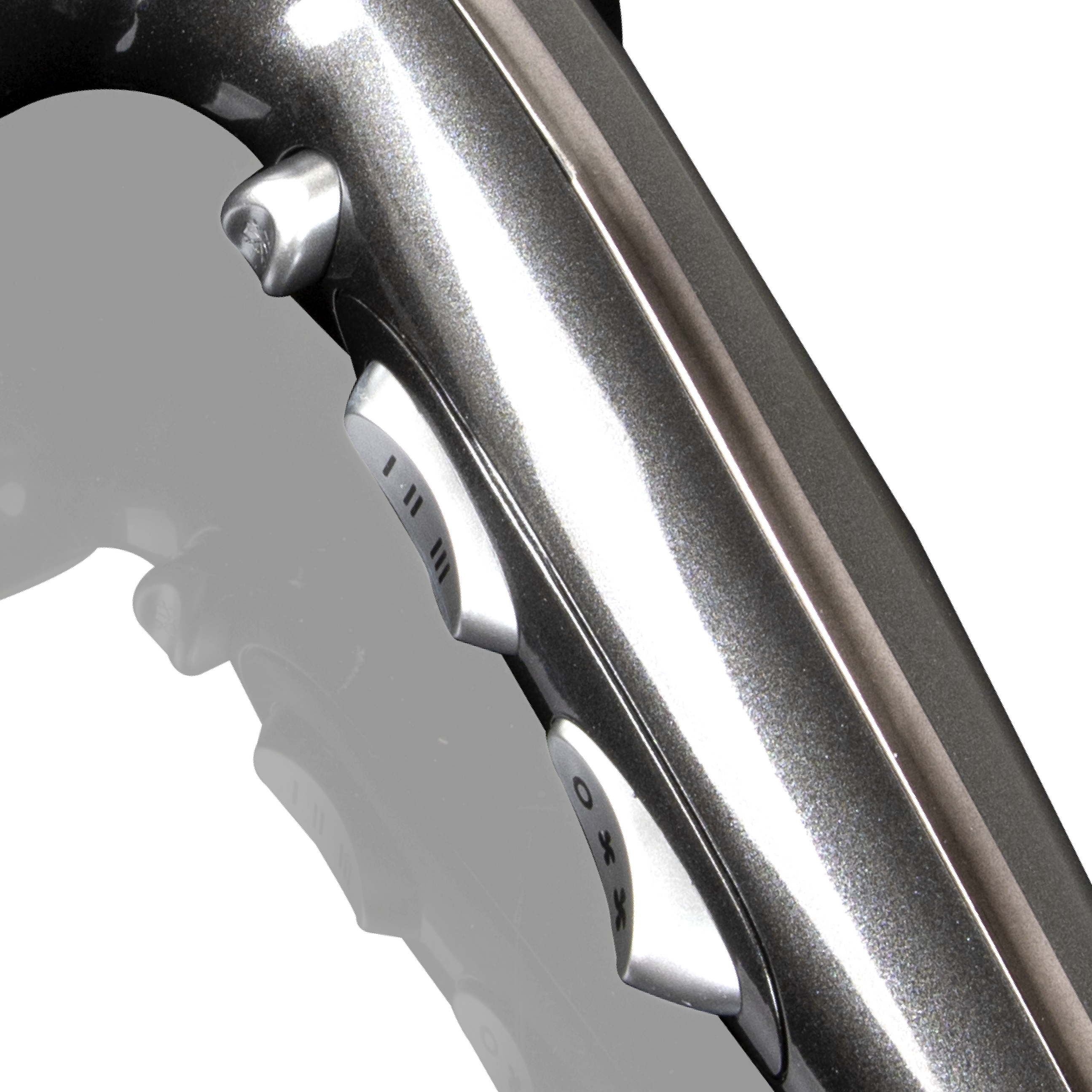 Nahaufnahme eines grauen metallischen Geräts mit drei Knöpfen und reflektierender Oberfläche.