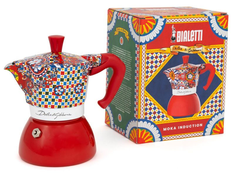 Rote Dolce & Gabbana Bialetti Mokkakanne mit farbenfrohem Design und einer Box daneben.