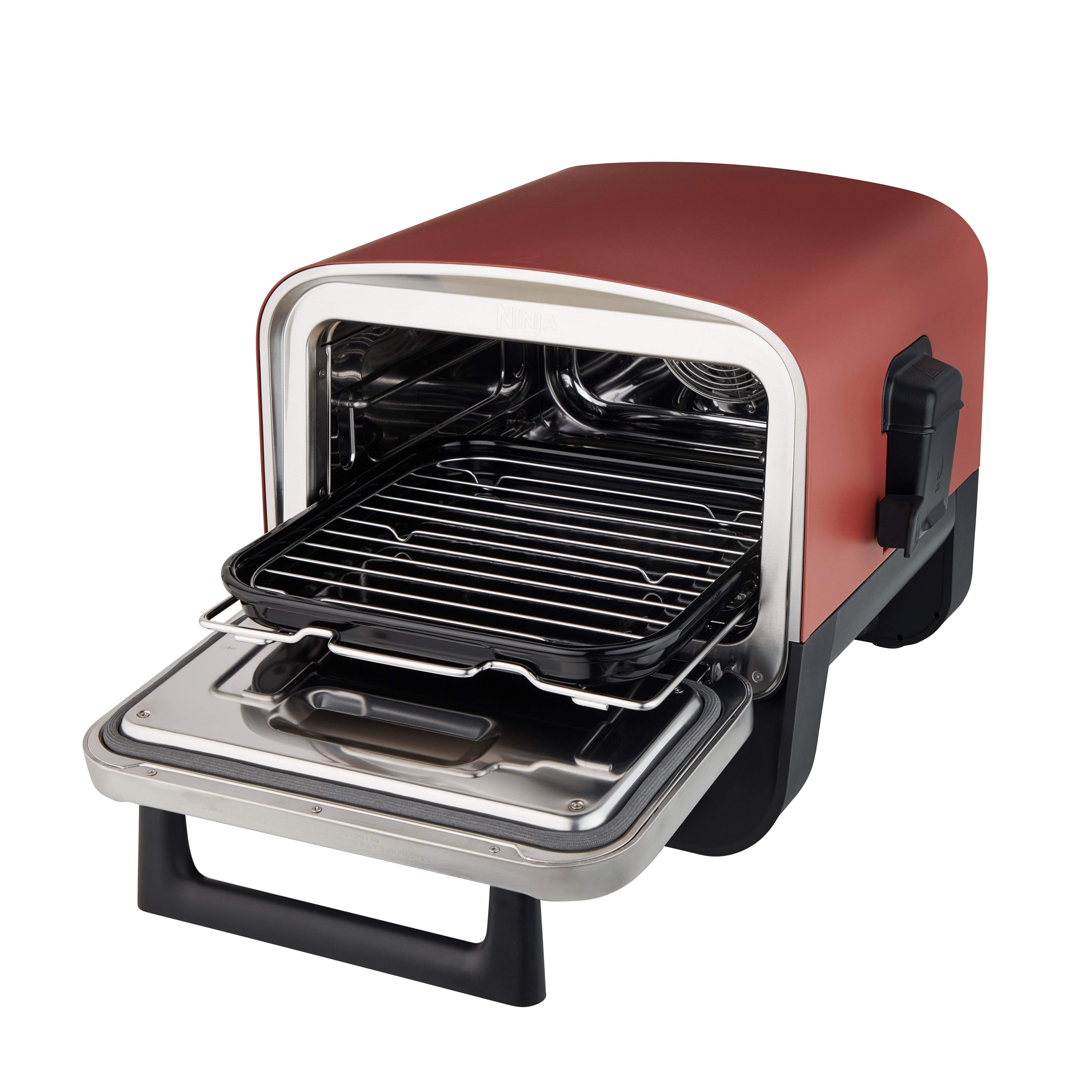 Roter Backofen, geöffnet, mit Rosten und einer Ablage im Inneren. Schwarzer Griff an der geöffneten Tür.