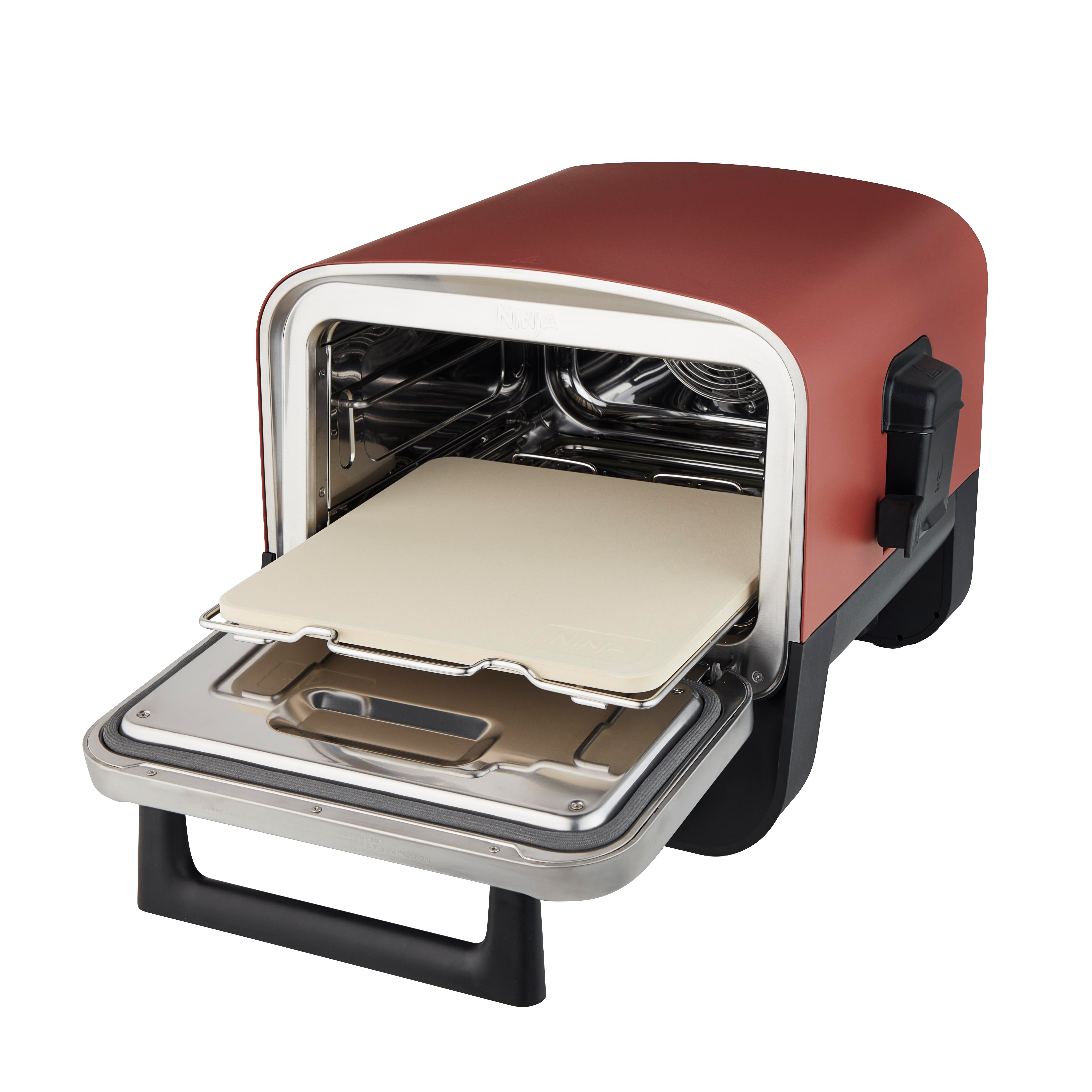 Roter Tischbackofen mit offener Tür, zeigt einen Pizzastein im Inneren.