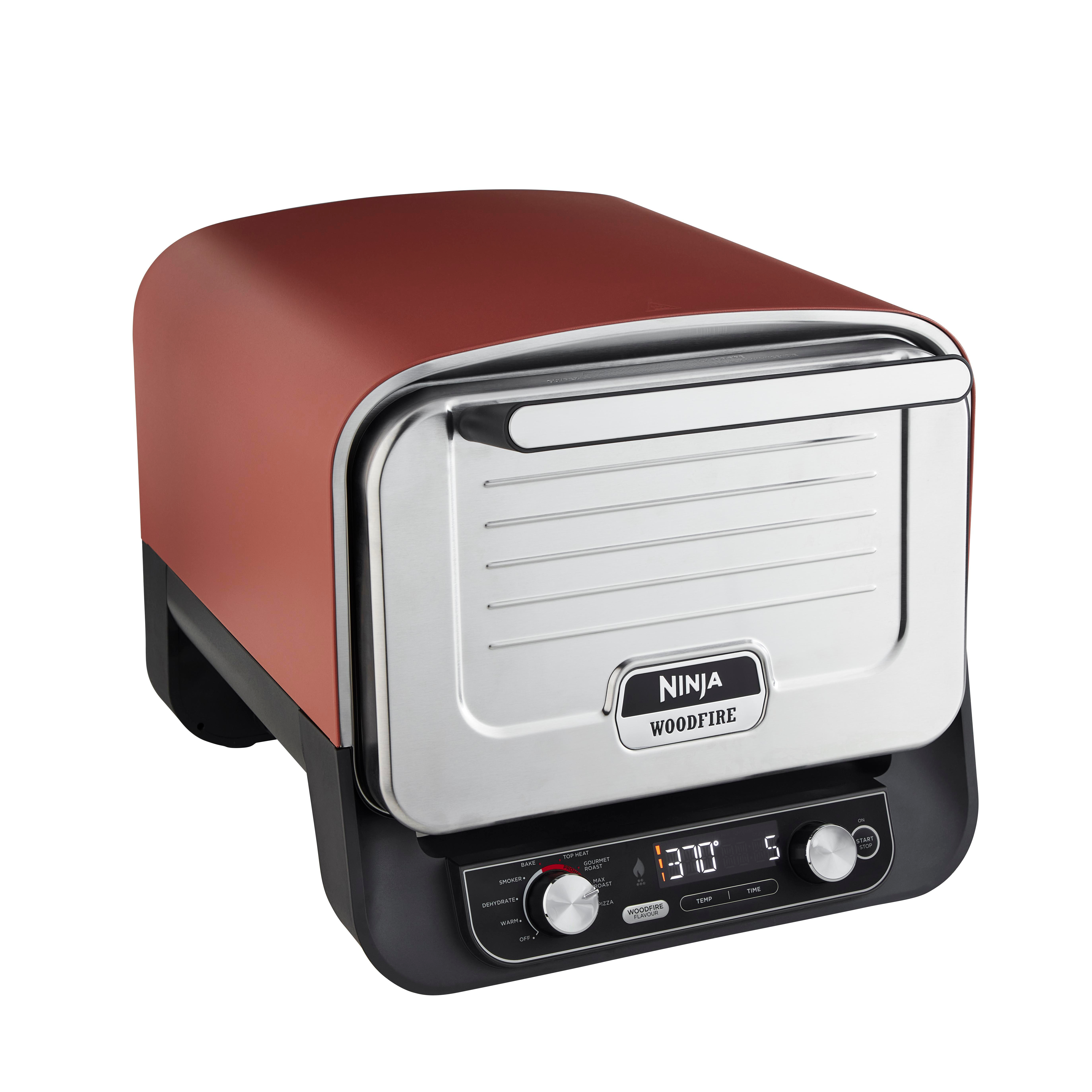 Ninja Woodfire Grill mit rotem Oberteil und silberner Front, schwarzer Basis und Digitalanzeige.