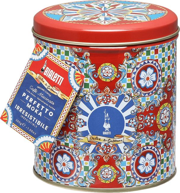 Kaffeebüchse mit rotem Deckel. Rotes und blaues Design. Auf dem Etikett steht 'Irresistible'.