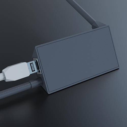 Grauer USB-Hub mit eingestecktem weißem USB-Kabel auf dunkelgrauem Hintergrund.