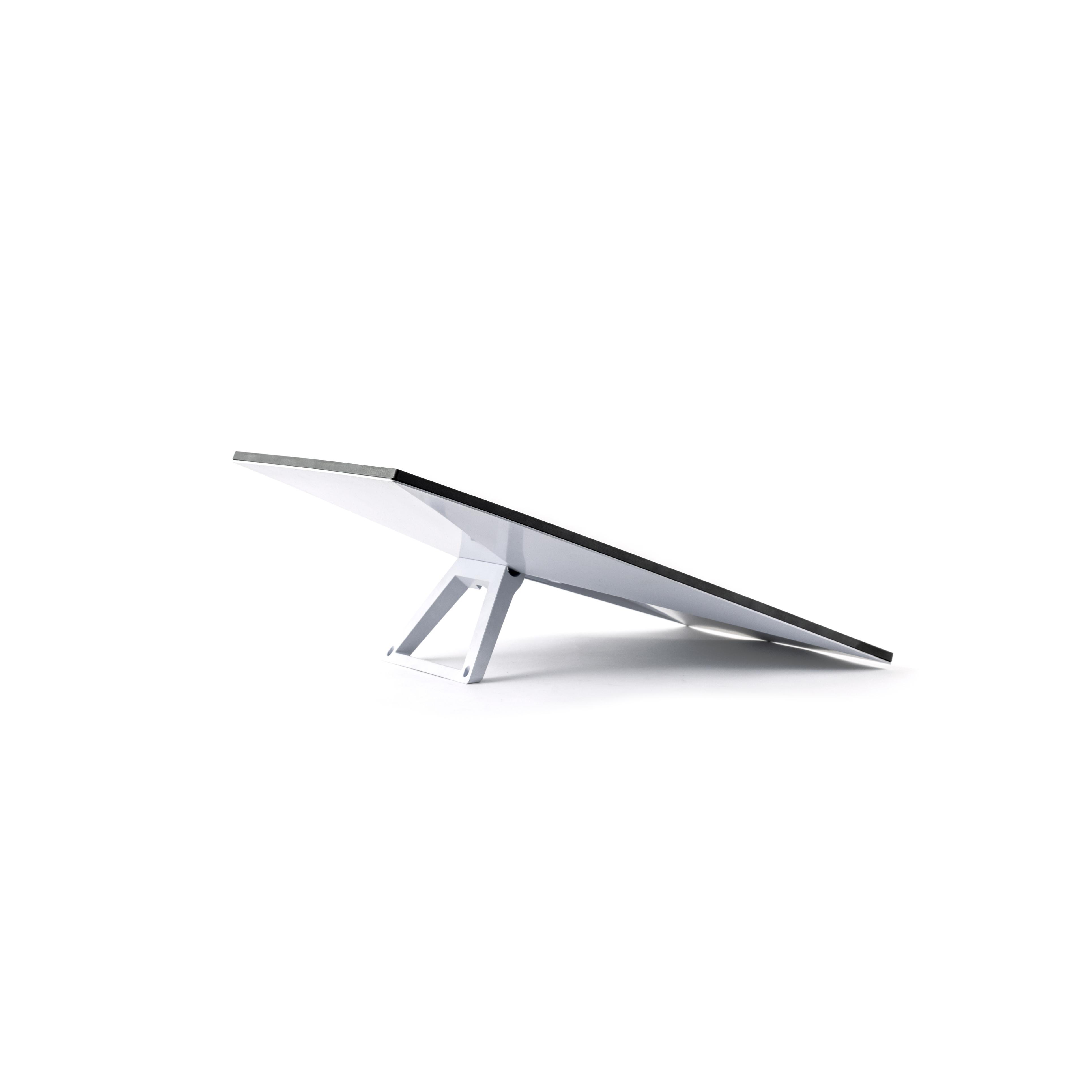 Ein schwarz-silberner Laptopständer auf weißem Hintergrund.