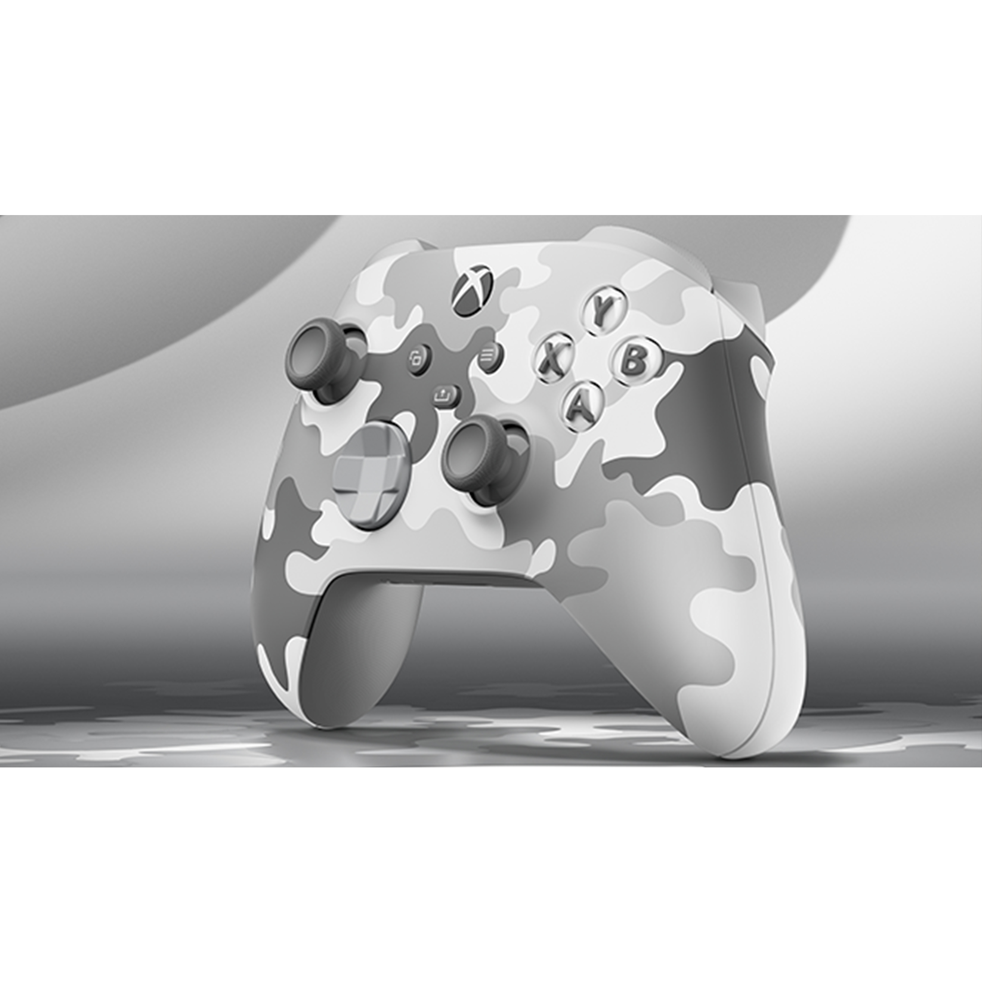 Xbox-Controller mit Tarnmuster. Grau-weißes Muster mit Tasten und Joysticks. Hintergrund ist verschwommen grau.