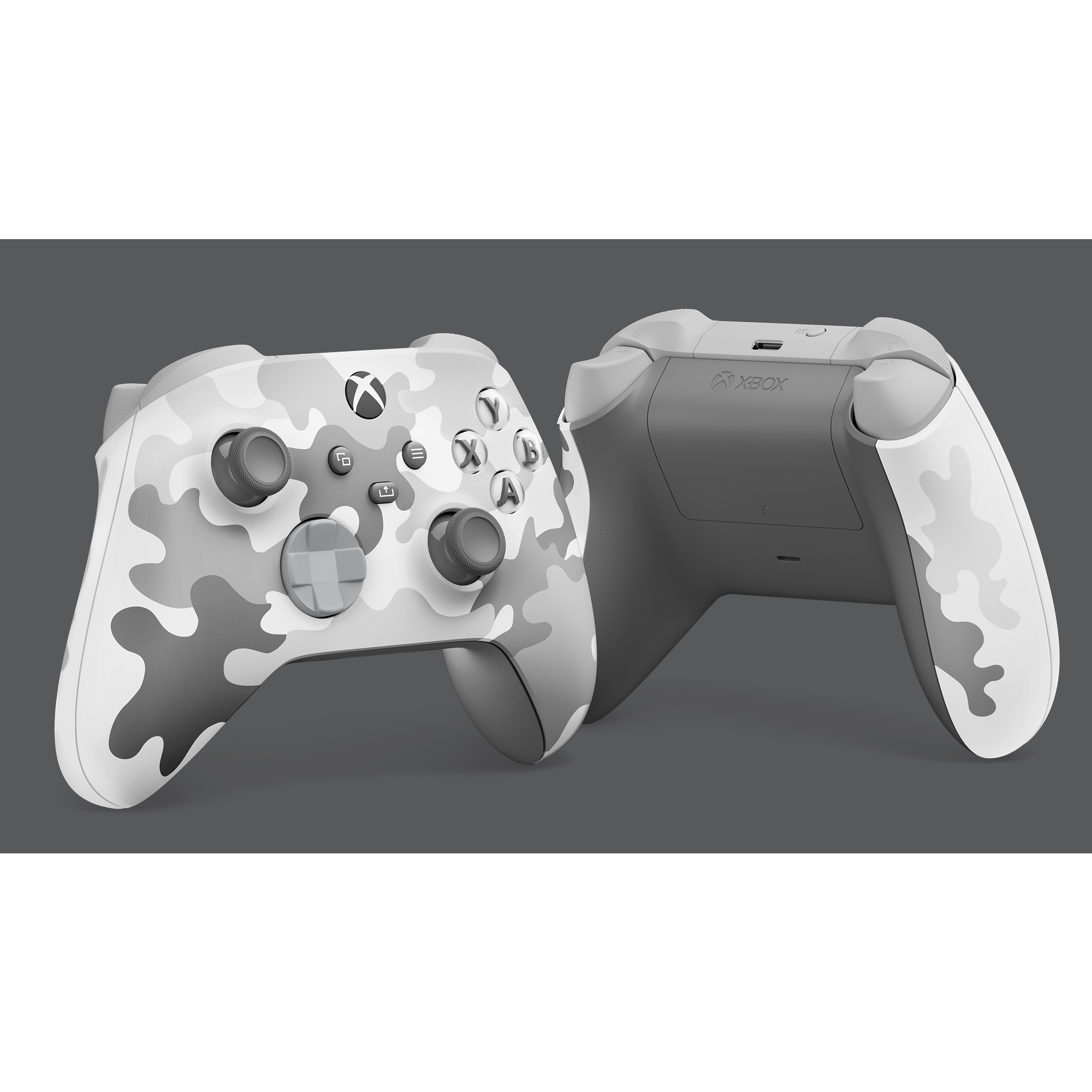 Zwei Xbox-Controller. Einer ist weiß mit Tarnmuster. Der andere hat eine graue Rückseite.