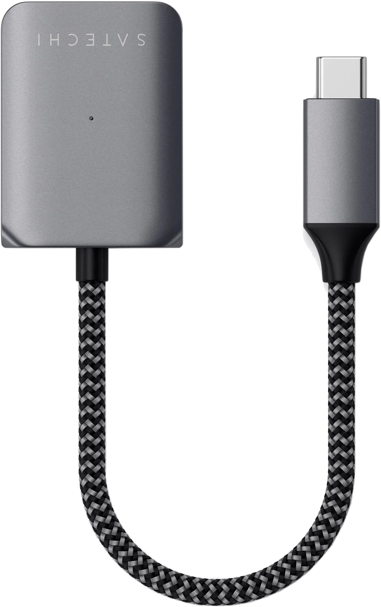 Ezüst adapter USB-C csatlakozóval és fonott kábellel. A 'Satechi' márkanév látható.