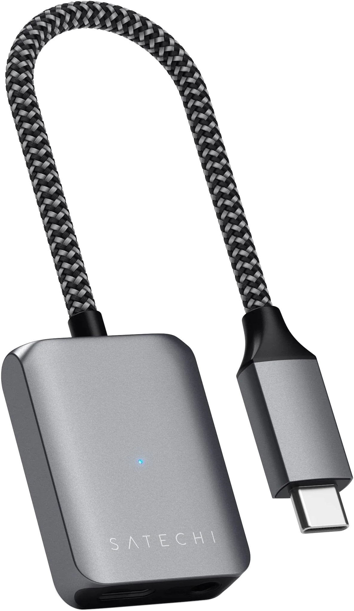 Ezüst adapter fonott kábellel és USB-C csatlakozóval. Fehér háttér.