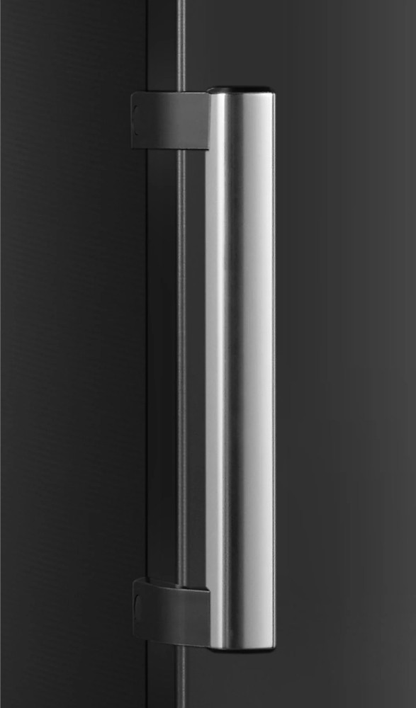 Gros plan d'une poignée de porte noire avec une poignée cylindrique argentée. La poignée est verticale.
