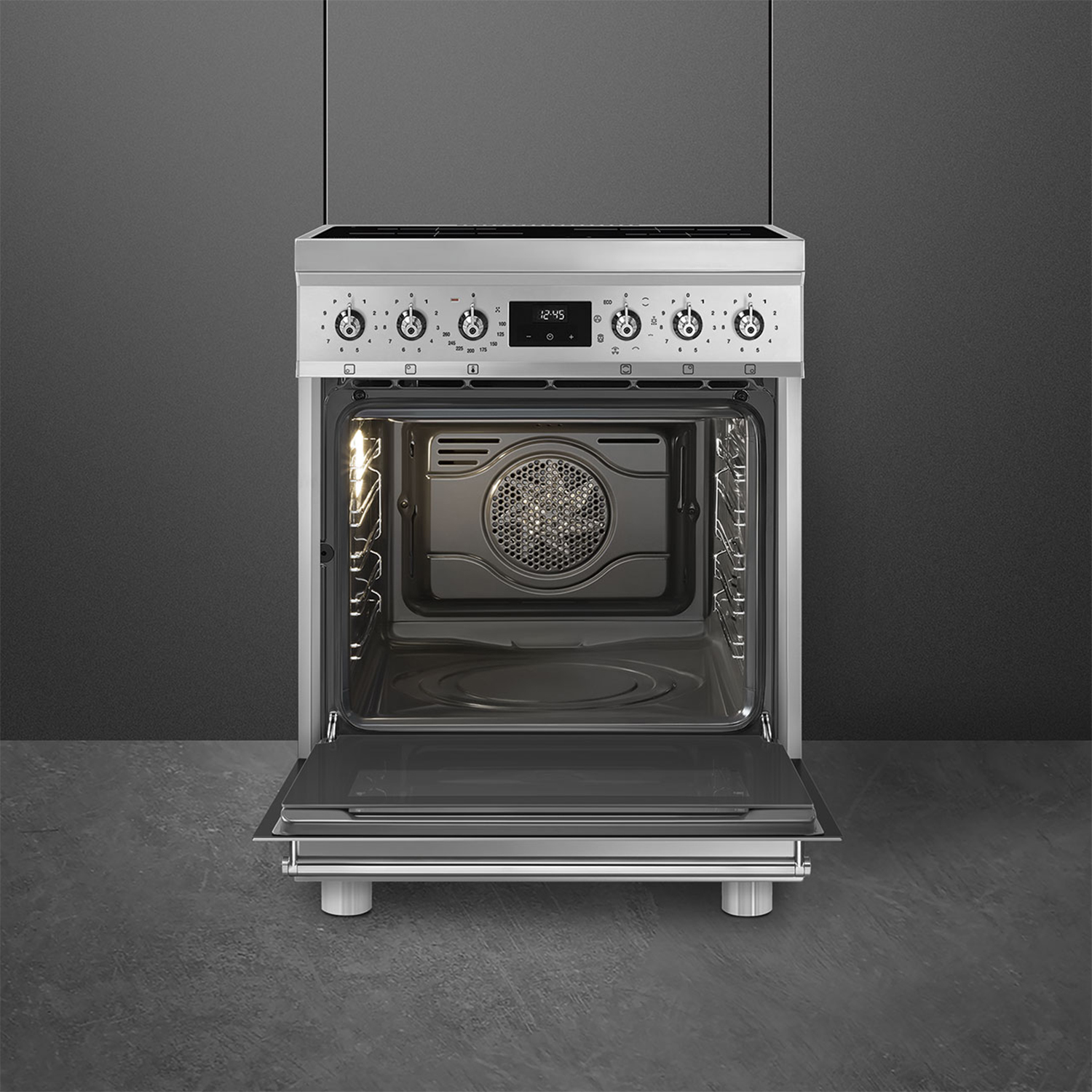 Forno argentato con la porta aperta. L'interno ha una luce accesa e i comandi sono visibili.