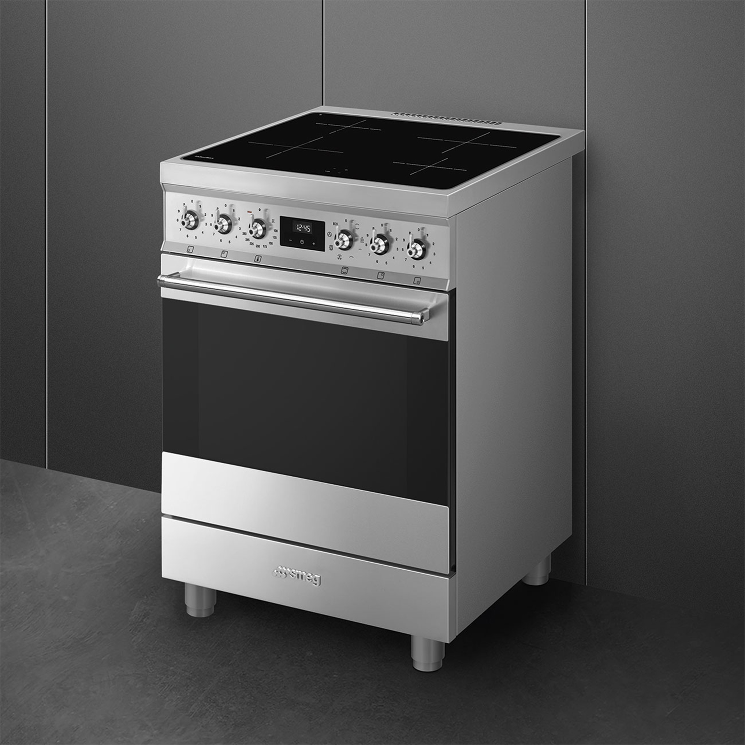 Fornello Smeg argento e nero, vista frontale. Ha manopole, display, porta del forno e un cassetto.