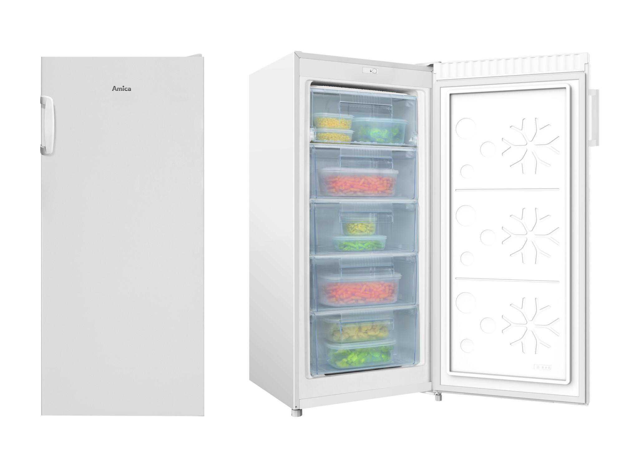 Ein weißer Gefrierschrank mit offener Tür, der Schubladen mit Tiefkühlkost zeigt.