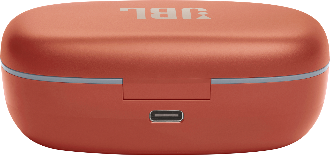 Un étui d'écouteurs JBL orange avec un port USB-C. Le dessus porte le logo JBL en argent. Une bande grise entoure l'étui.