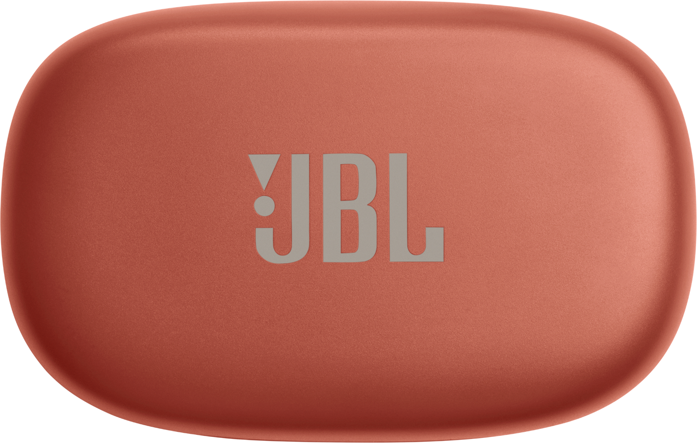 Un étui d'écouteurs JBL de couleur corail. Le logo JBL est au centre, dans une nuance de gris clair.