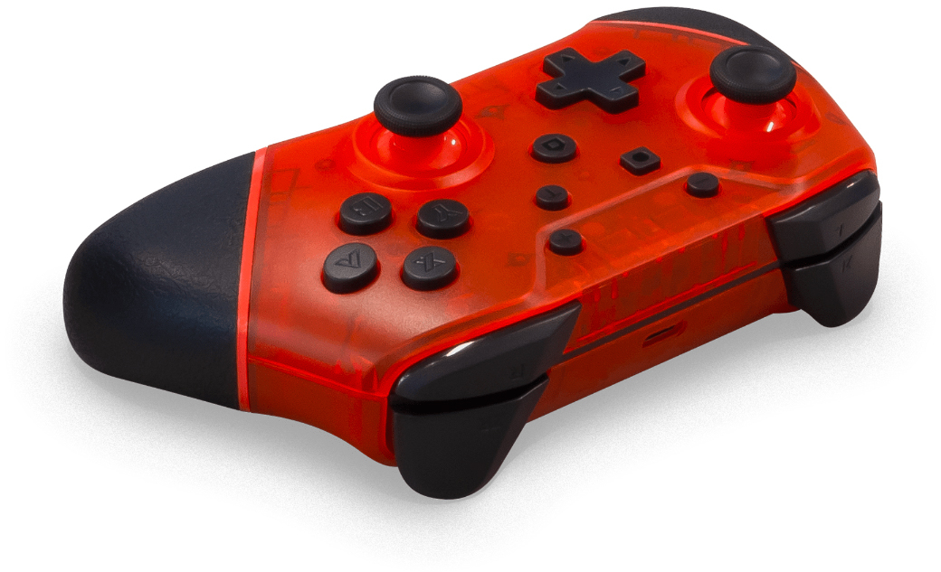 Egy piros, átlátszó játékvezérlő fekete gombokkal és joystickokkal, fehér háttér előtt. A bal és jobb oldala fekete.
