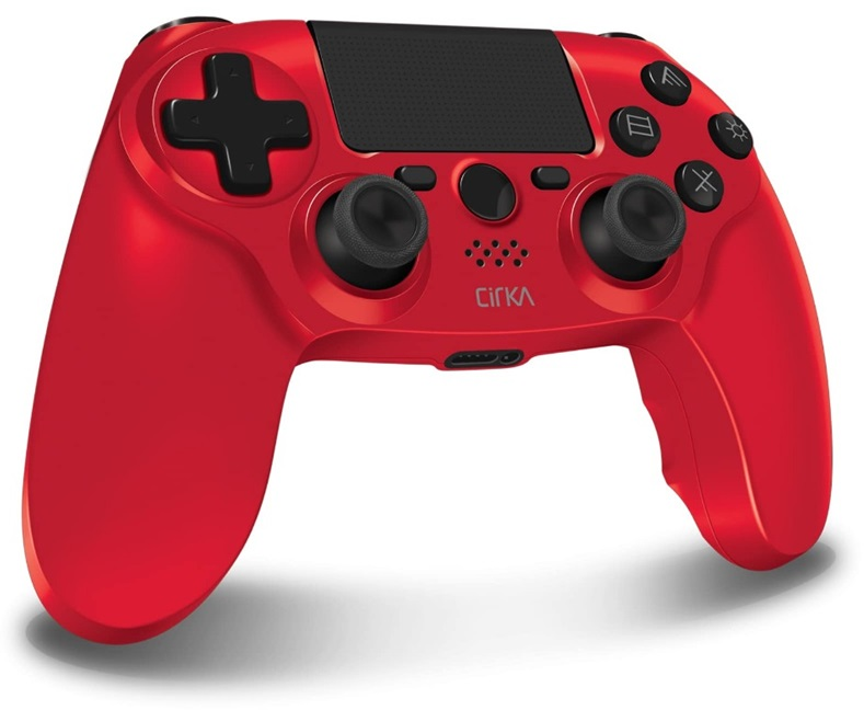 Piros játékvezérlő fekete gombokkal és fekete joystickokkal. A márka a Cirka.