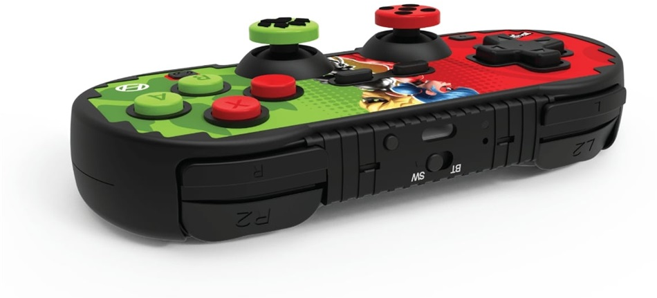 Egy játékvezérlő zöld és piros szakaszokkal. Zöld gombok és joystick az egyik oldalon, piros a másikon. Fekete test.