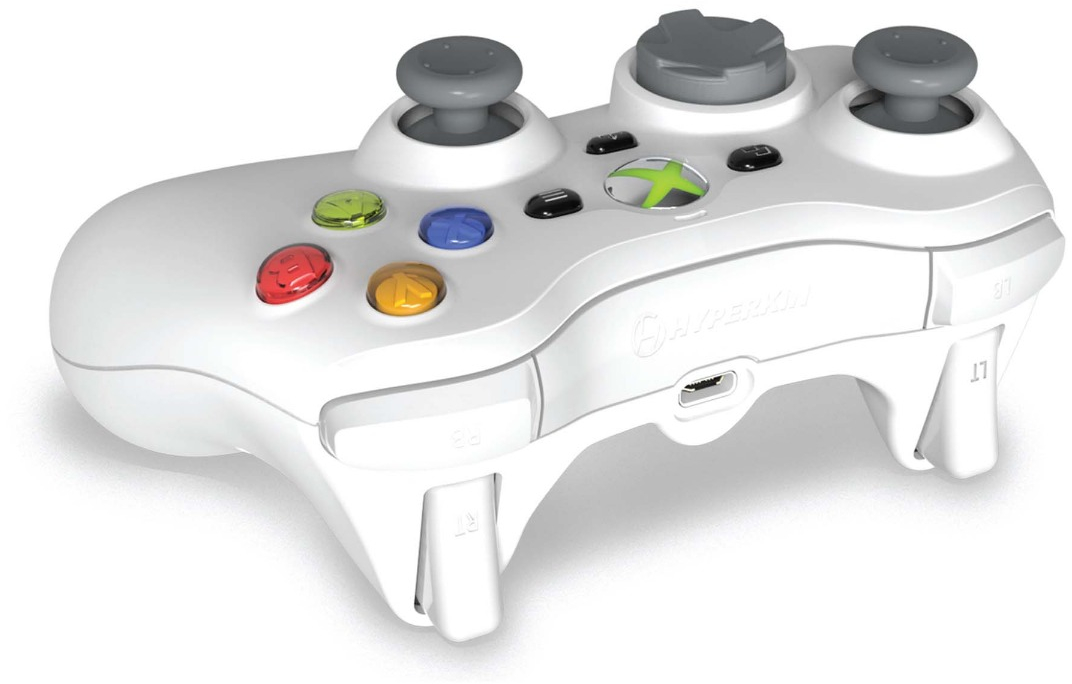 Egy fehér Xbox kontroller színes gombokkal és szürke joystickekkel, fehér felületen.