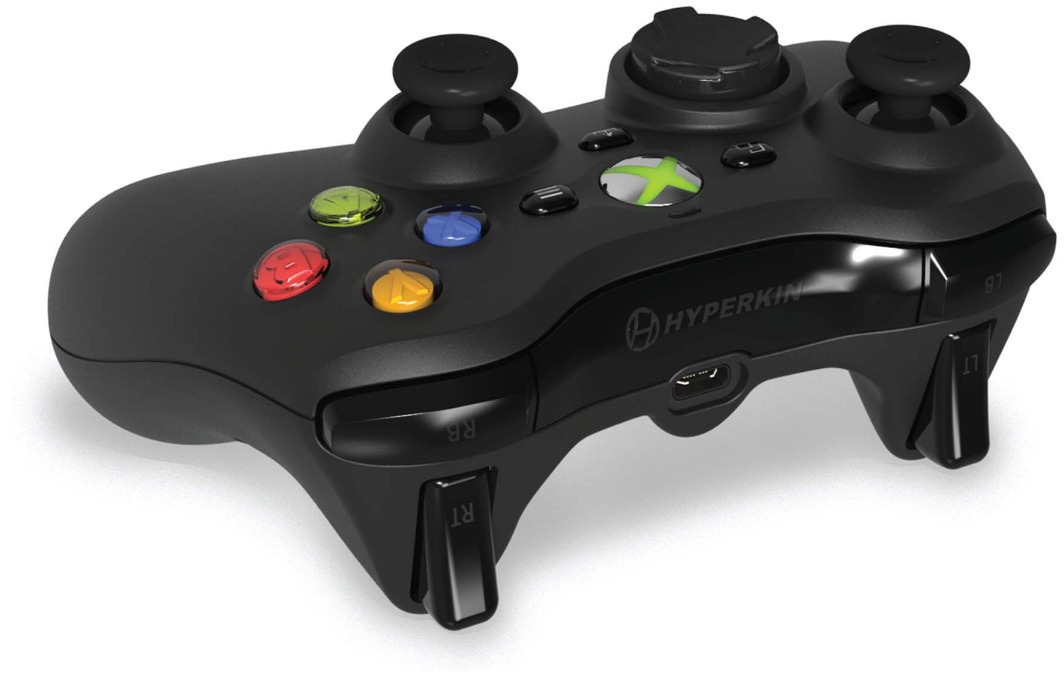 Fekete Hyperkin Xbox vezérlő. Színes gombok. Fehér háttér.