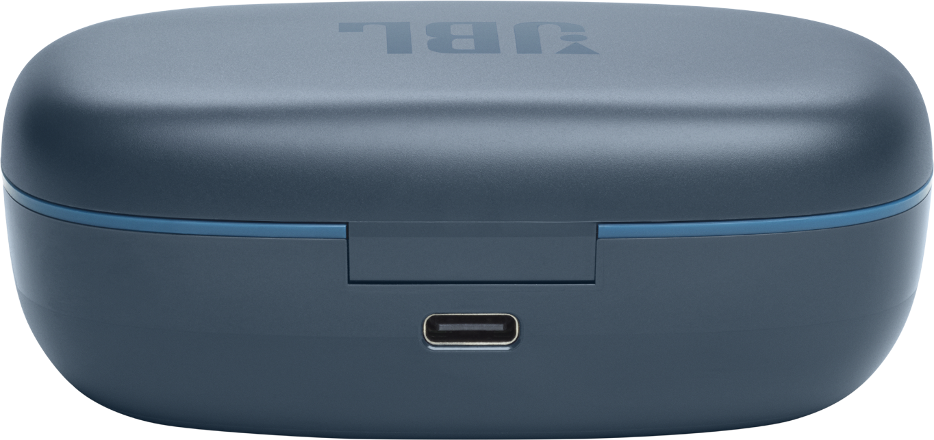 Ein marineblaues JBL-Kopfhörer-Etui. Es hat einen USB-C-Anschluss und einen hellblauen Akzent. Das JBL-Logo ist oben sichtbar.
