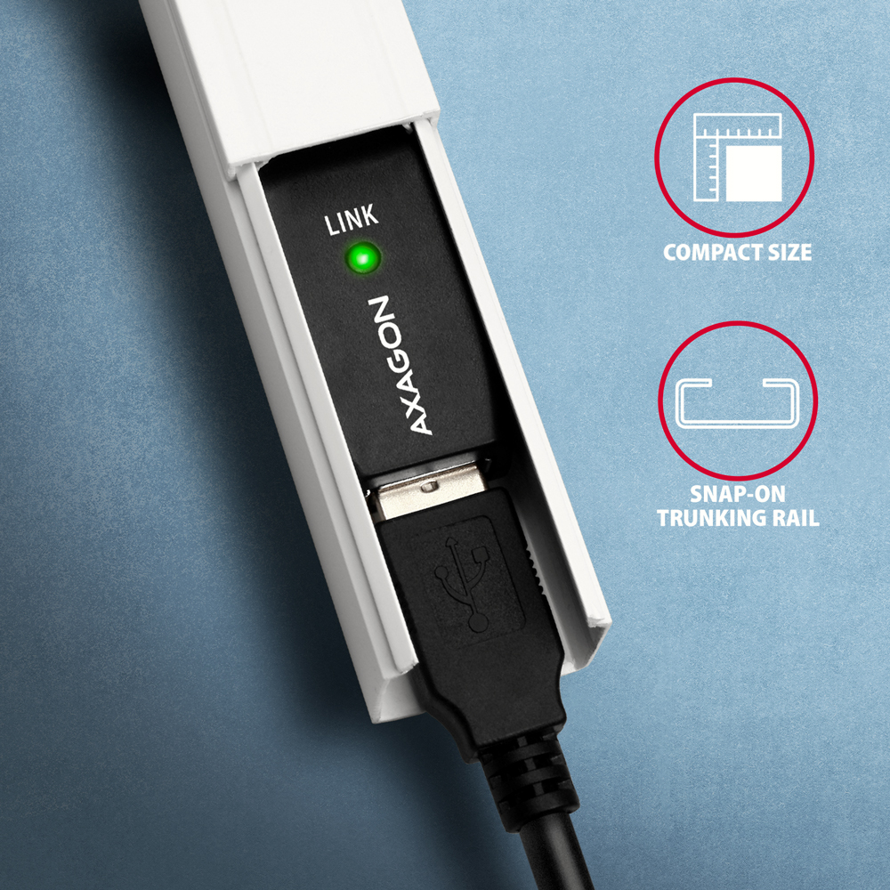 Egy fekete USB-eszköz zöld fénnyel egy fehér műanyag házba van dugva USB-kábellel.