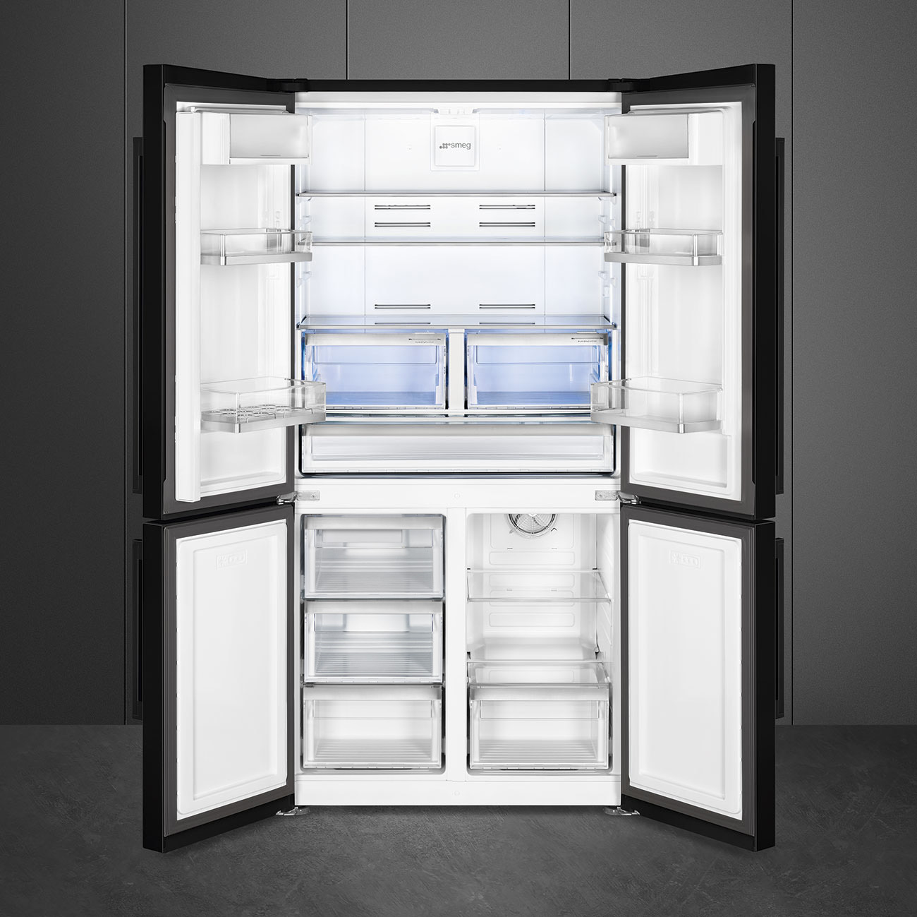 Offener schwarzer Kühlschrank mit weißem Innenraum, Regalen und Schubladen. Die Türen sind offen.