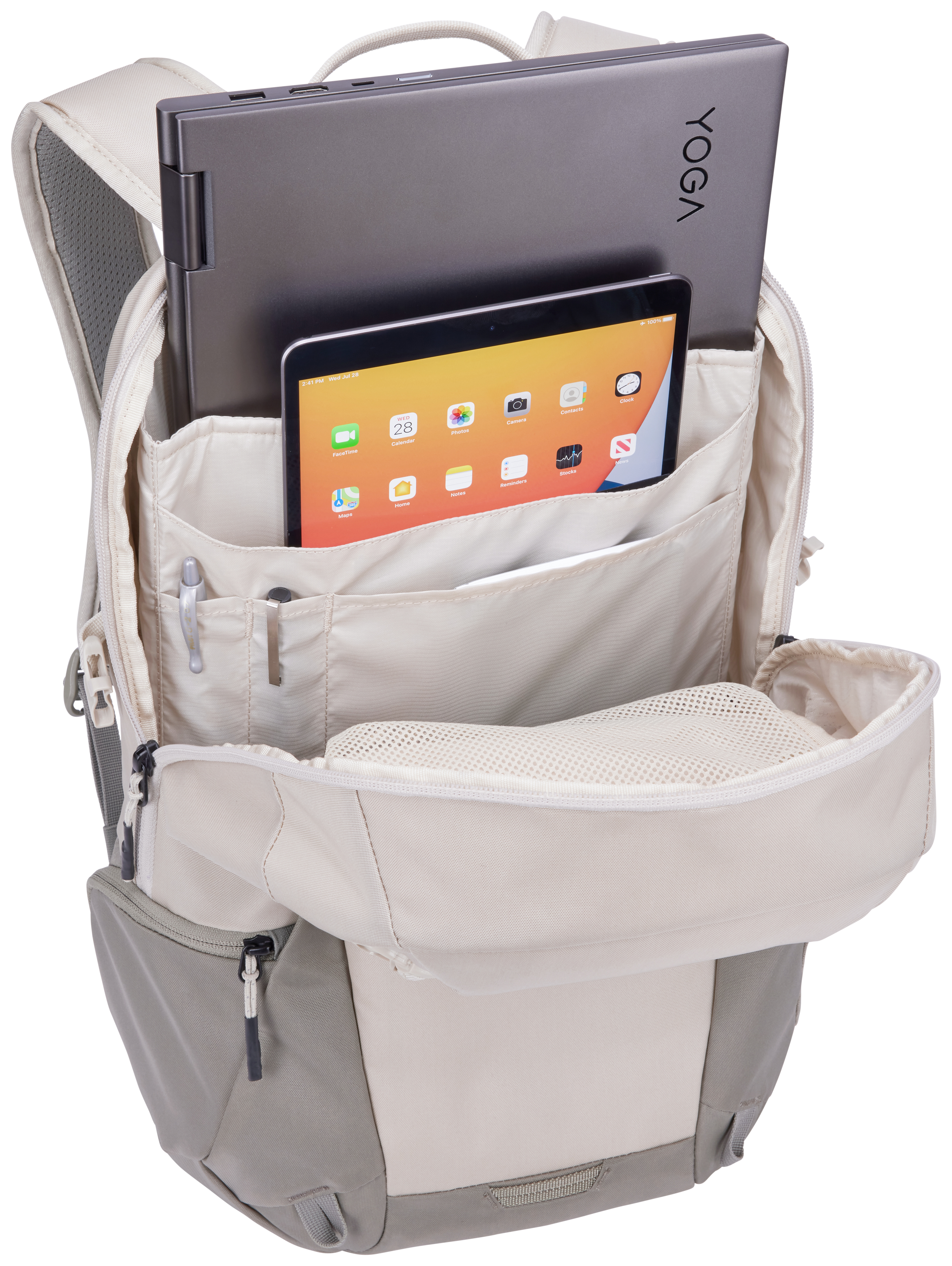 Bej sırt çantası açık, içinde dizüstü bilgisayar ve tablet, kalem ve file cep.