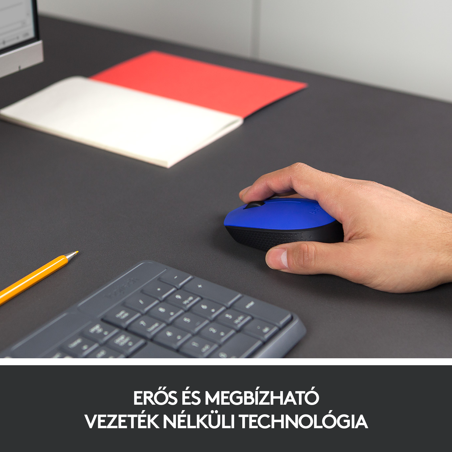 Egy kéz kék számítógépes egeret használ a billentyűzet és a papír mellett.