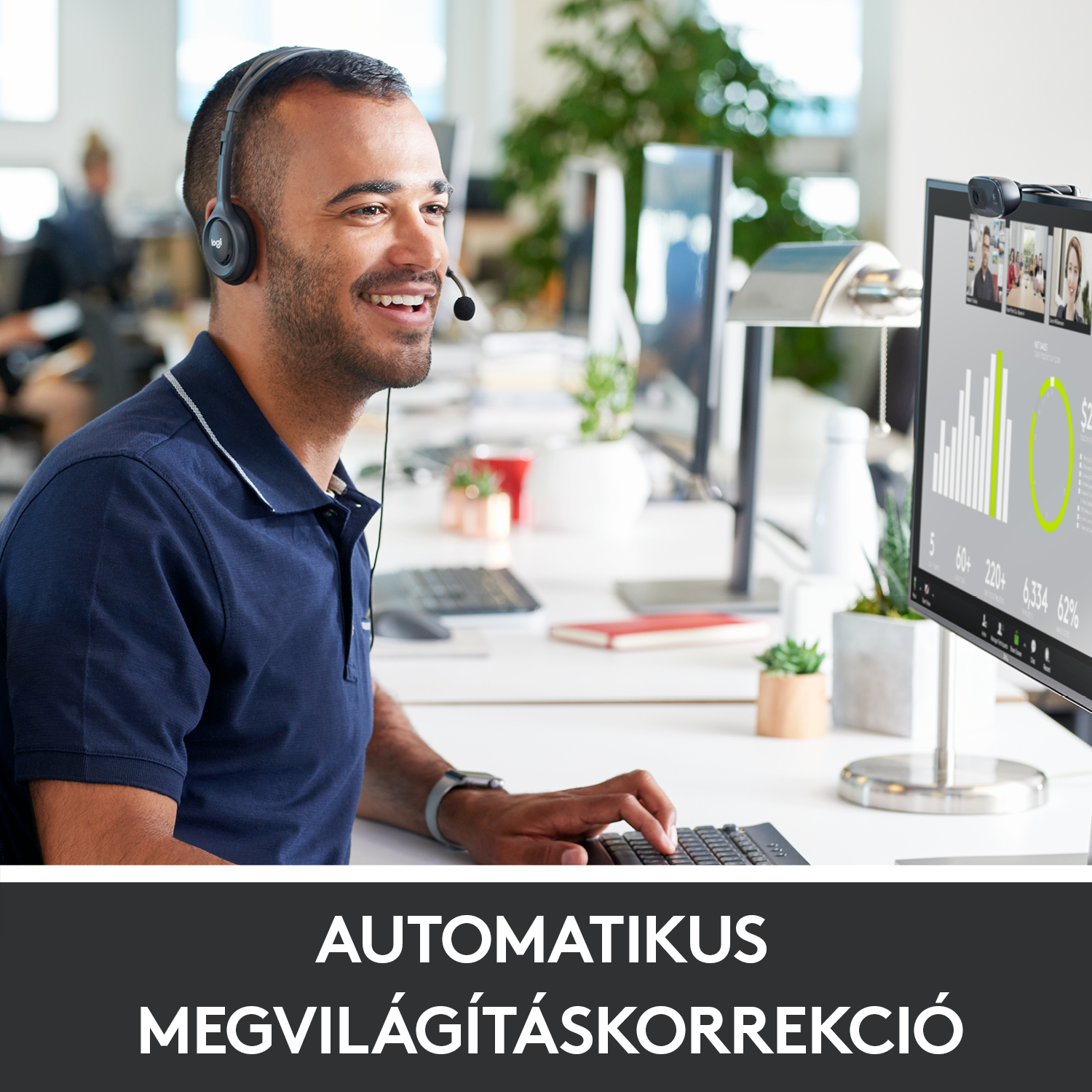 Férfi fejhallgatóval mosolyog számítógép használata közben. Képernyő videohívást mutat grafikonokkal.