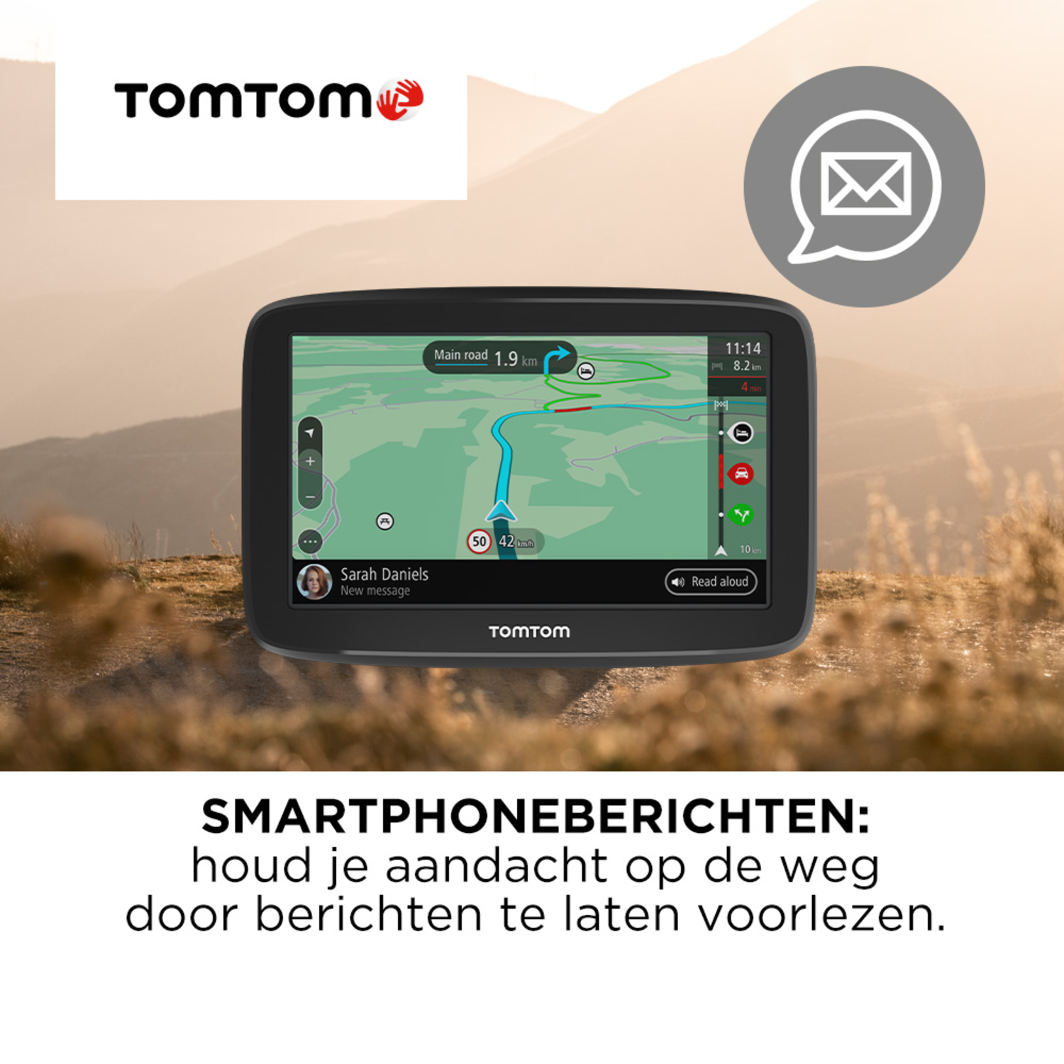 GPS-apparaat toont kaart en bericht van Sarah Daniels. TomTom-logo en bergen op de achtergrond.