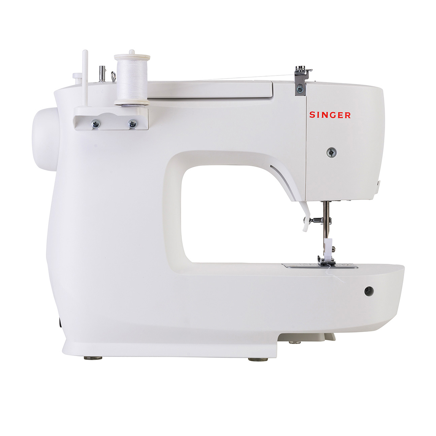 Macchina da cucire Singer bianca, vista frontale, con una spoletta di filo bianco e il logo Singer visibile.