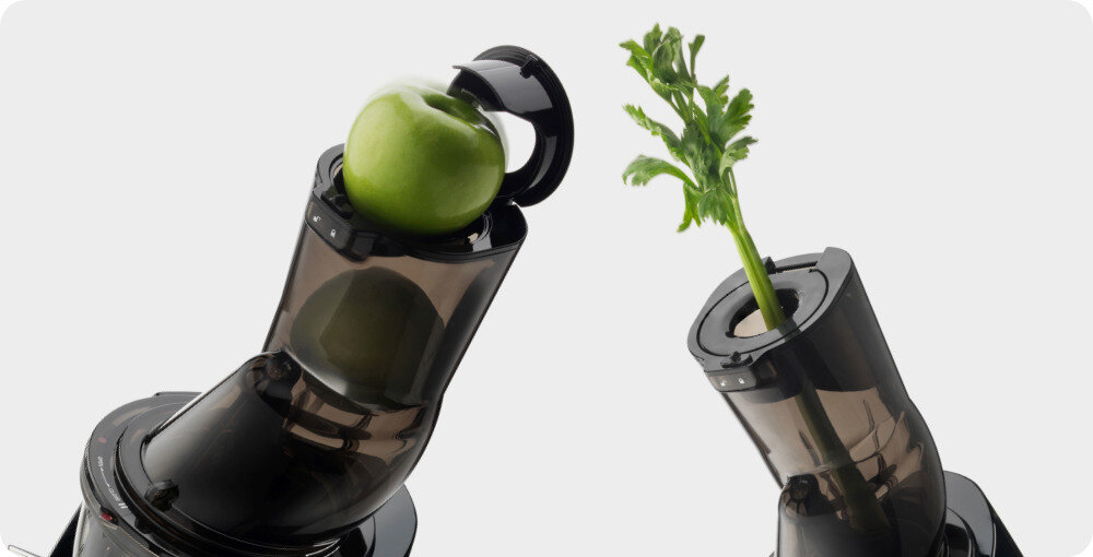 Wyciśnij sok, z jabłkiem w środku i wkładanym łodygą selera.