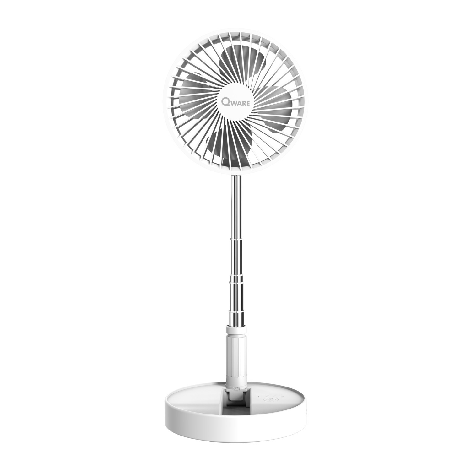 Ventilateur blanc sur pied blanc, isolé sur fond blanc.