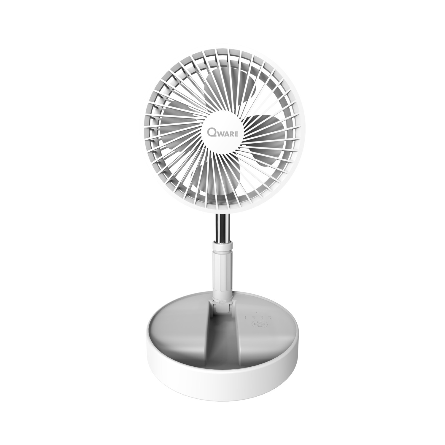 Ventilateur de bureau blanc sur une surface blanche. Le ventilateur a une base circulaire et une cage.