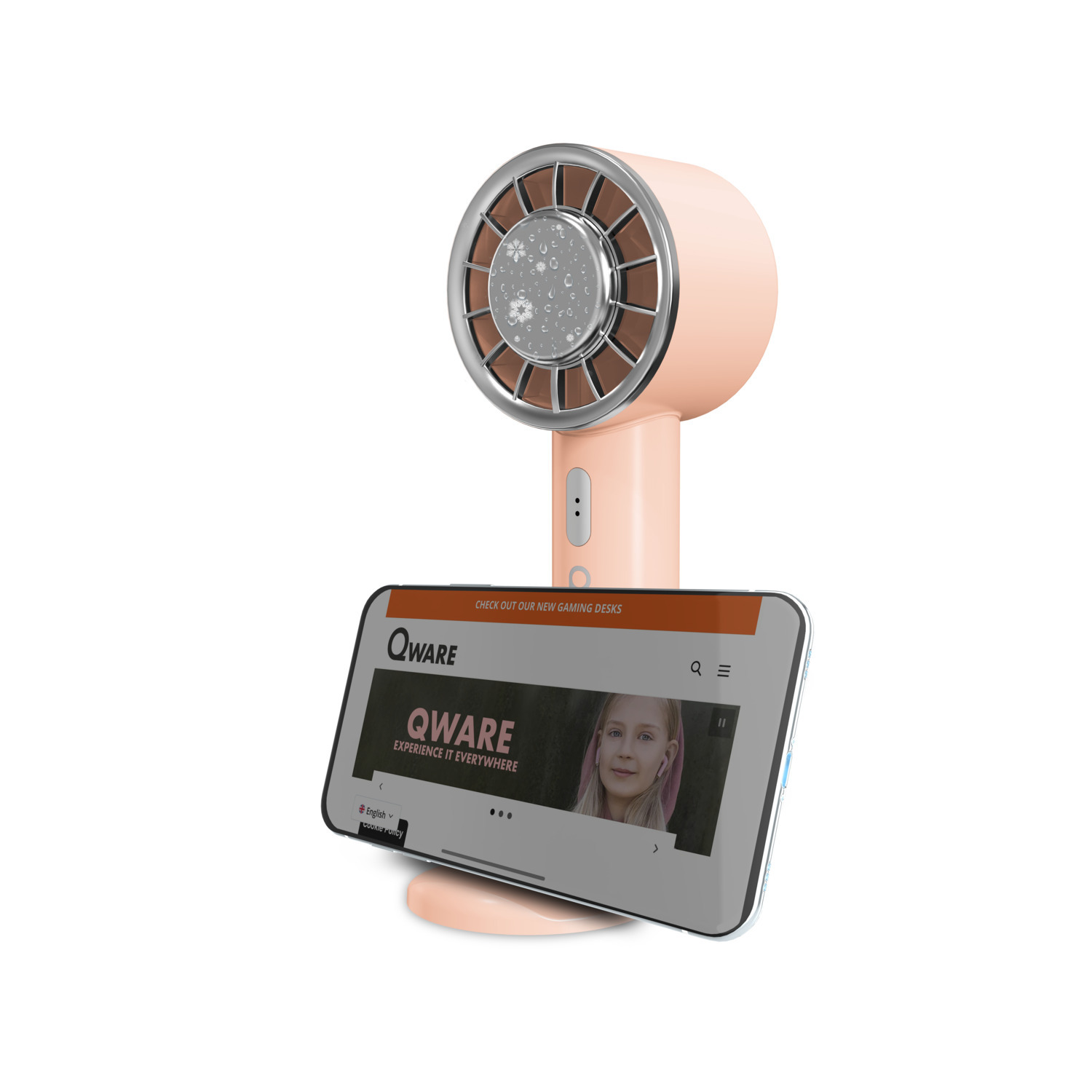 Ventilateur rose tenant un smartphone affichant le site Web « QWARE ».